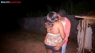 Pouličná romantika a horúci sex s bacuľatou dievčinou z klubu