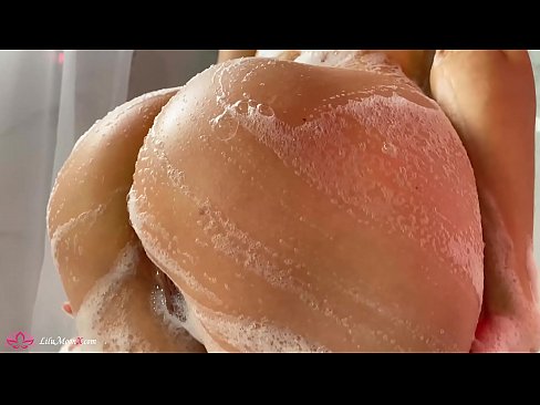 ❤️ Brunetka masturbuje kundičku s vibrátorom až do intenzívneho orgazmu v sprche ❤️ Krásne porno na sk.com-milf-300.ru ❌️❤